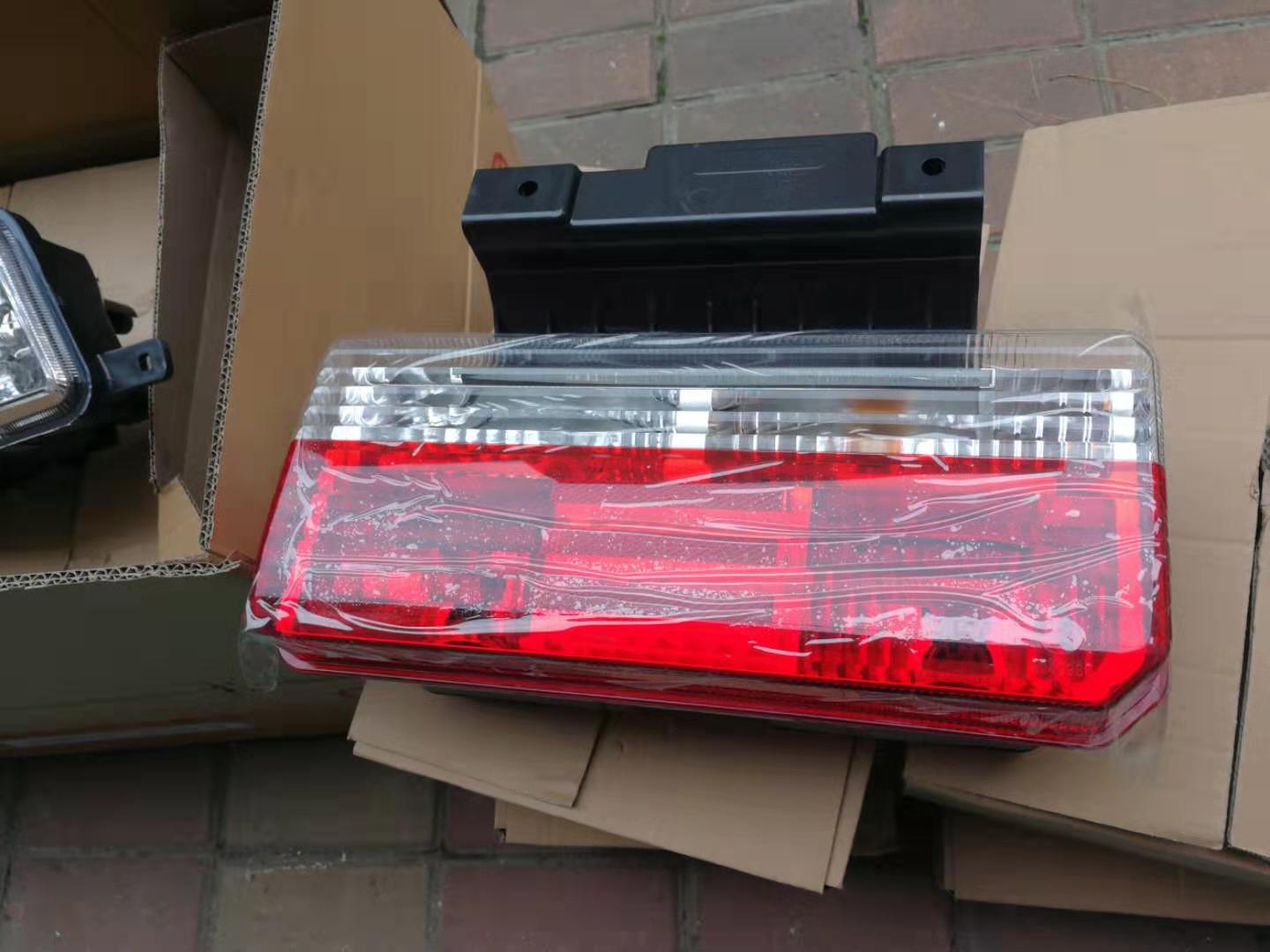 东风多利卡D6后尾灯