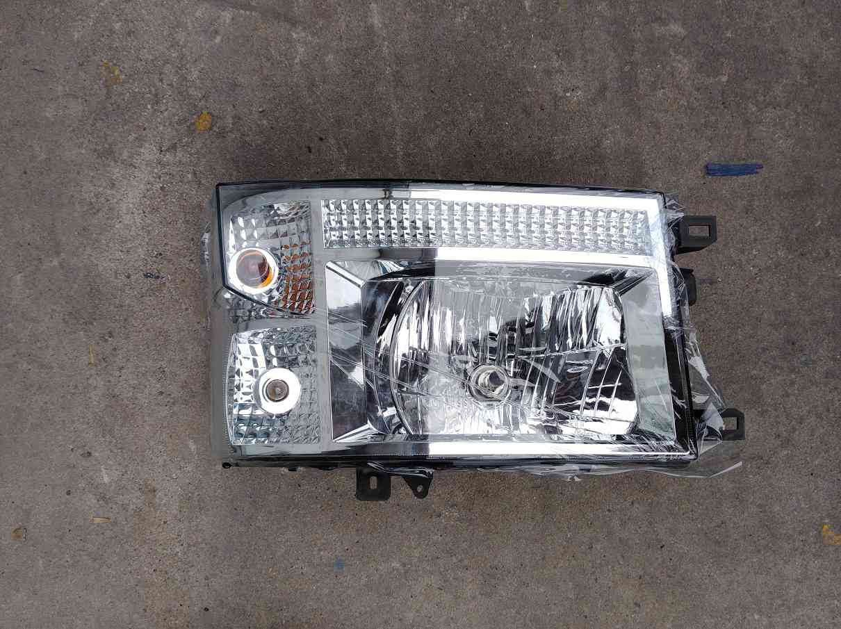 东风多利卡S3300前大灯价格