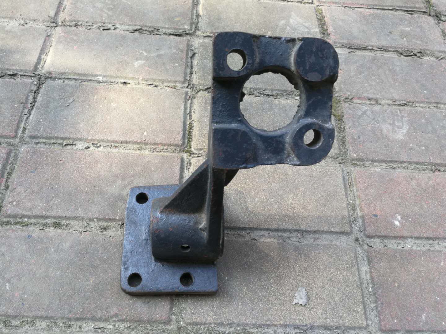 东风多利卡刹车分泵支架