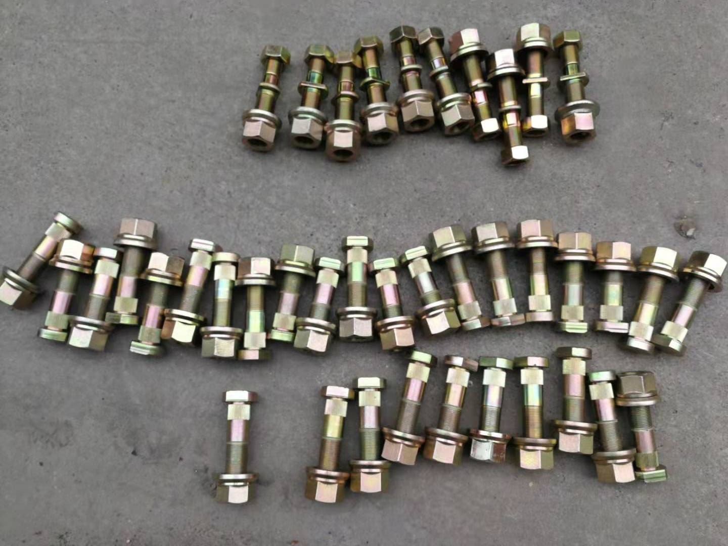 原厂东风多利卡D8轮胎螺丝