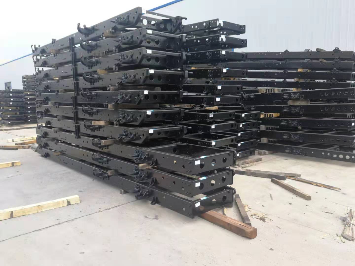 东风多利卡车架大梁