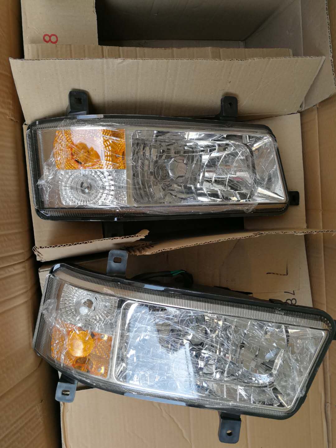 原厂东风多利卡大灯多少钱一个