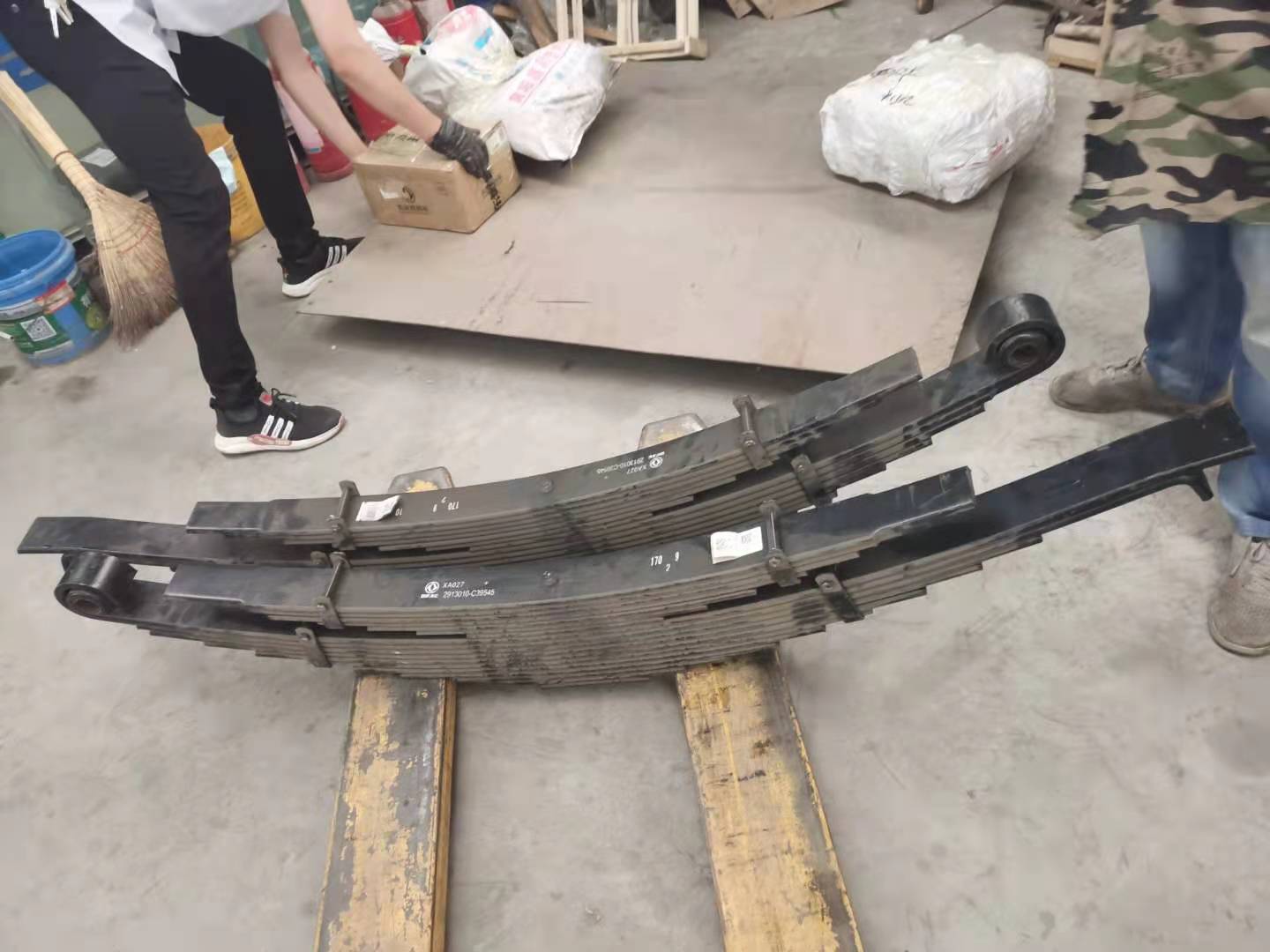 东风多利卡D9前后钢板总成