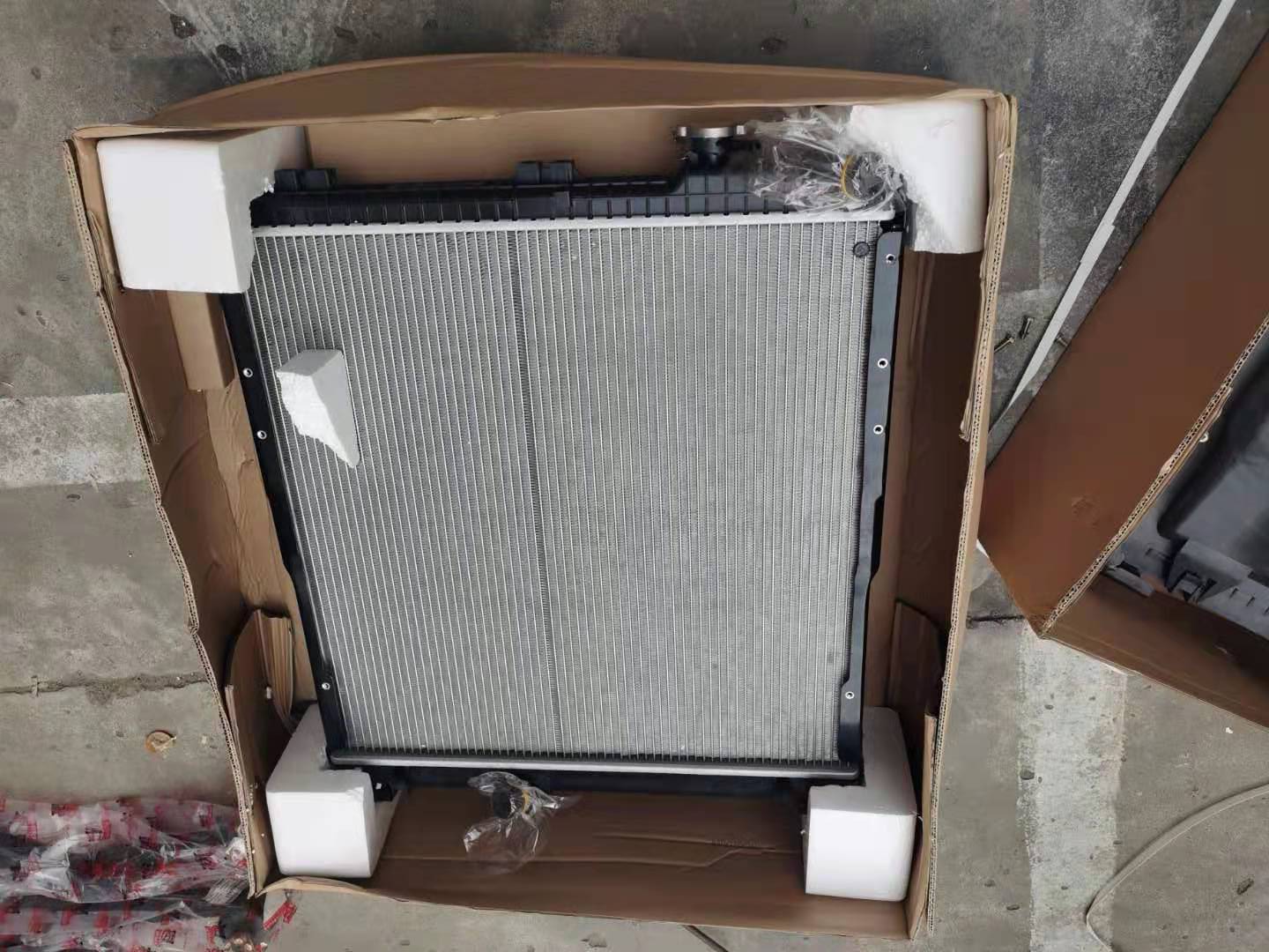 东风多利卡D8水箱散热器