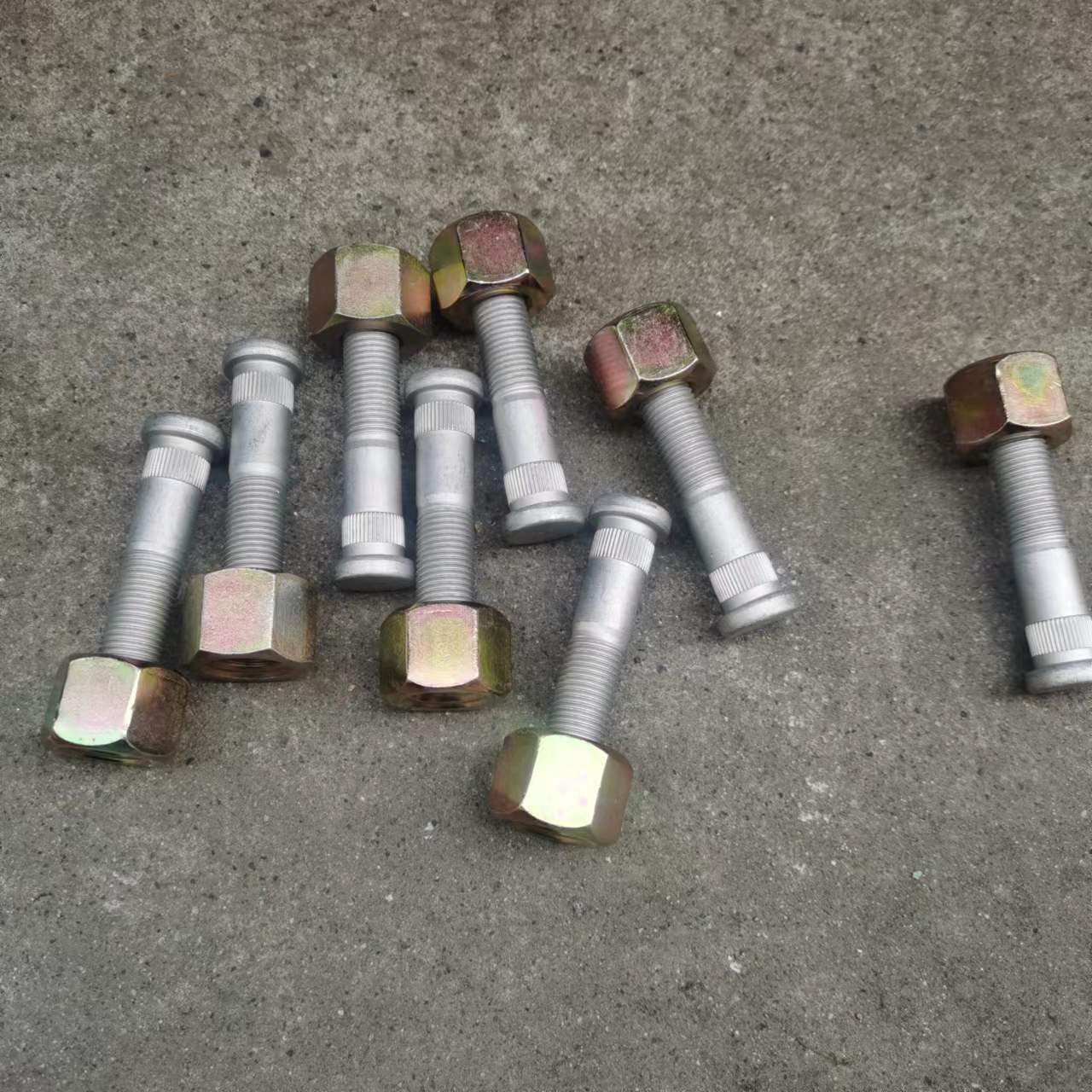 东风途逸前后轮胎螺丝销售