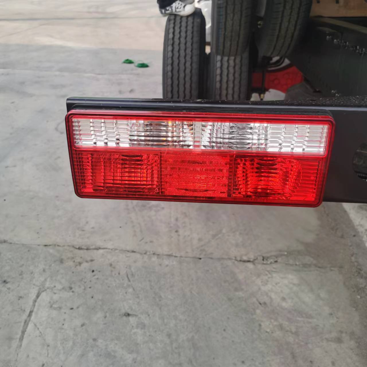 东风福瑞卡R5R6F5F6后尾灯销售