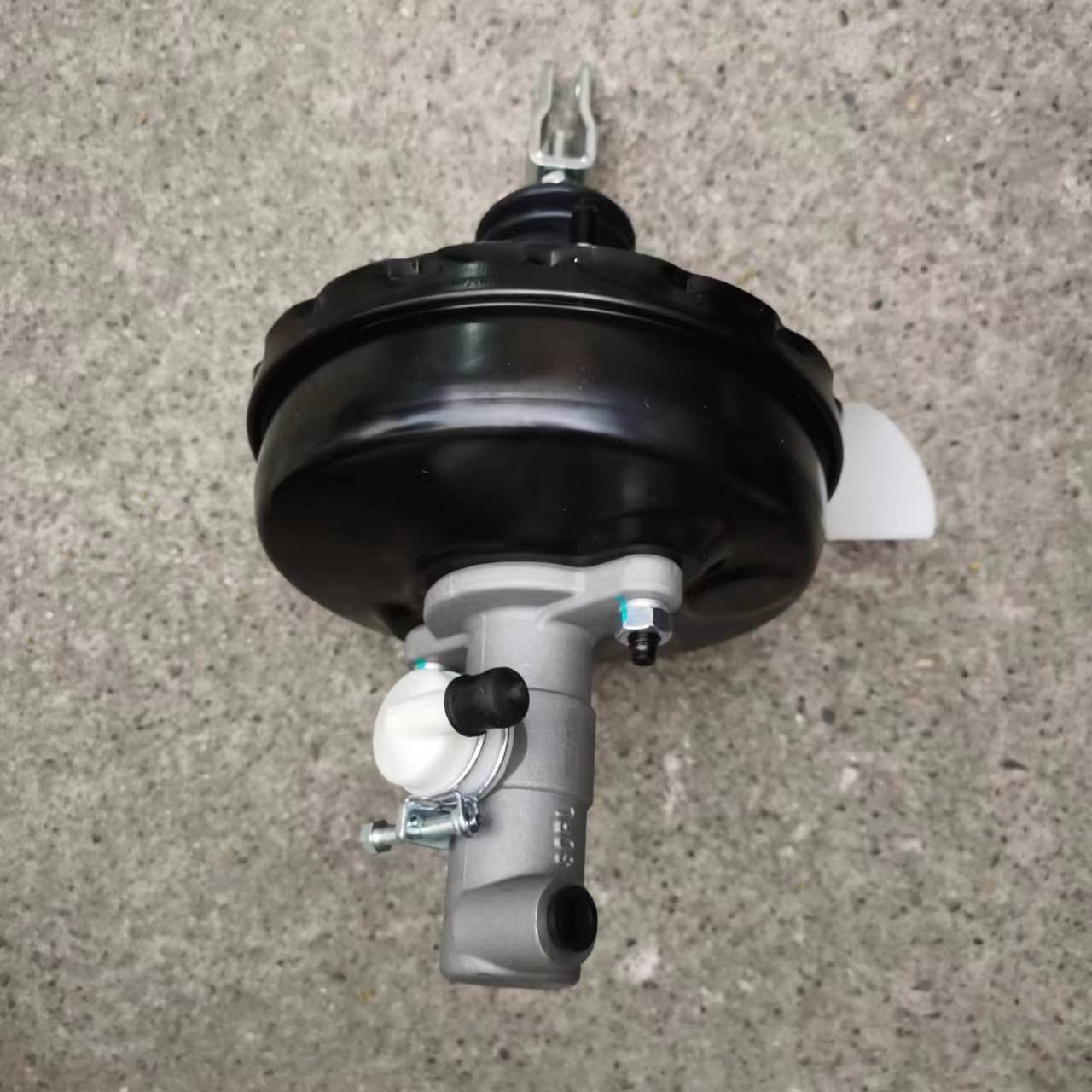 新款东风多利卡离合助力器总泵