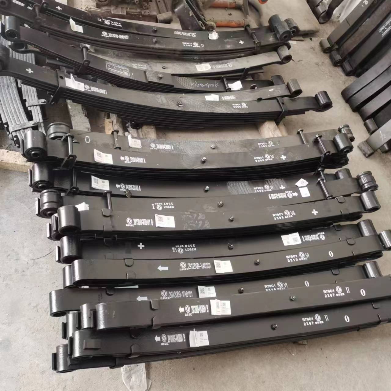 供应东风多利卡D7后钢板总成单片