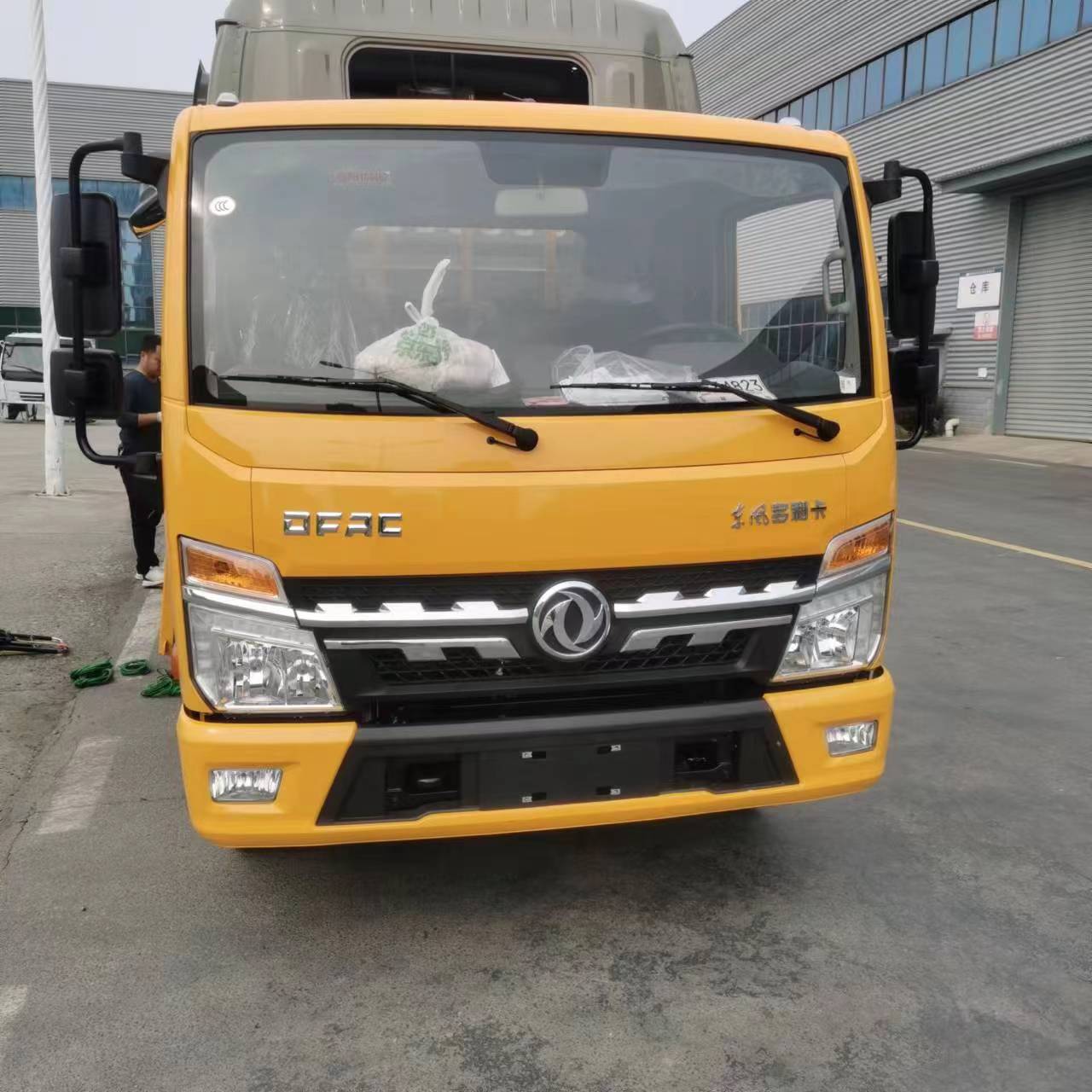 供应国六新款东风多利卡驾驶室配件