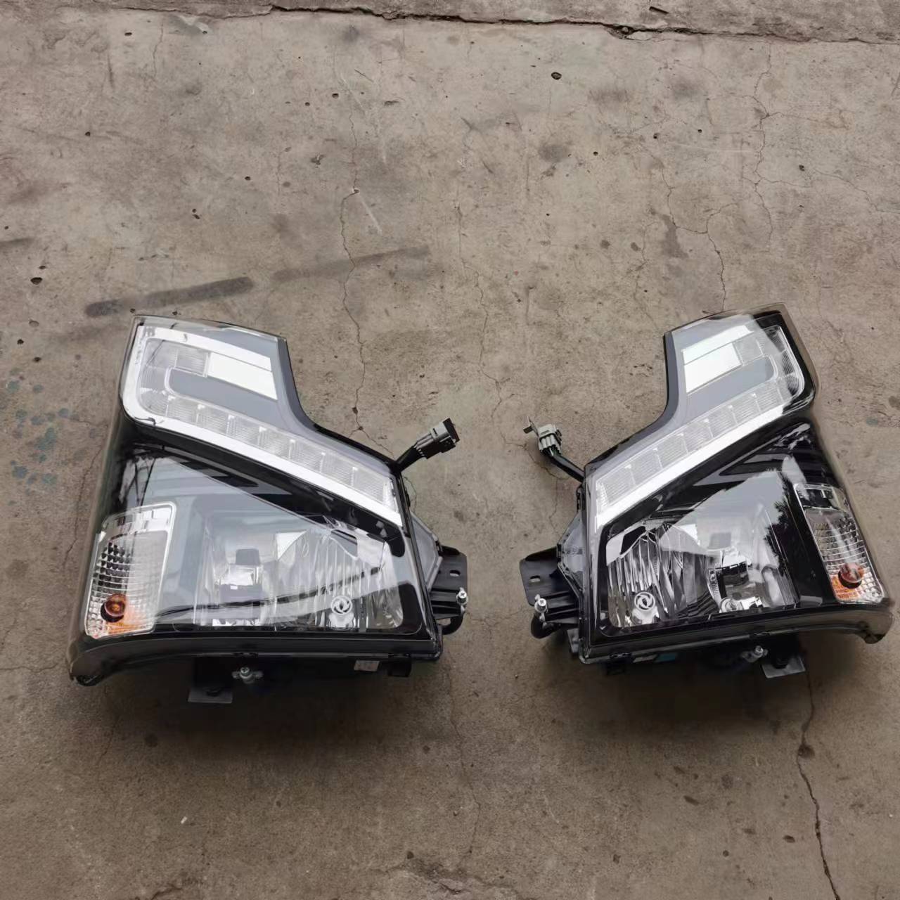 供应新款东风多利卡原厂大灯总成