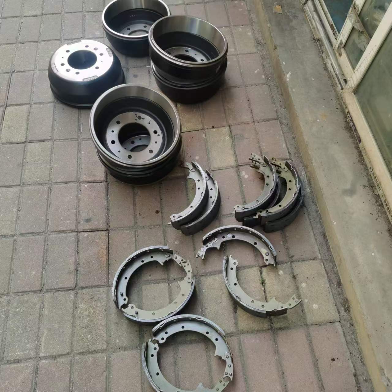 东风途逸T5前后刹车鼓刹车蹄片销售